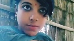 Indian girl shows boobs