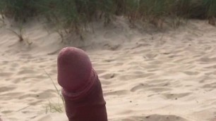 I let strangers watch me cum on the beach